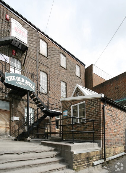 45 London Rd, East Grinstead à louer - Photo du bâtiment - Image 2 de 6