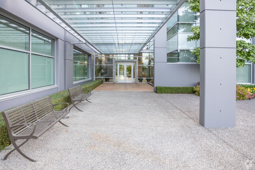 13888 Wireless Way, Richmond, BC à louer - Photo du bâtiment - Image 3 de 11