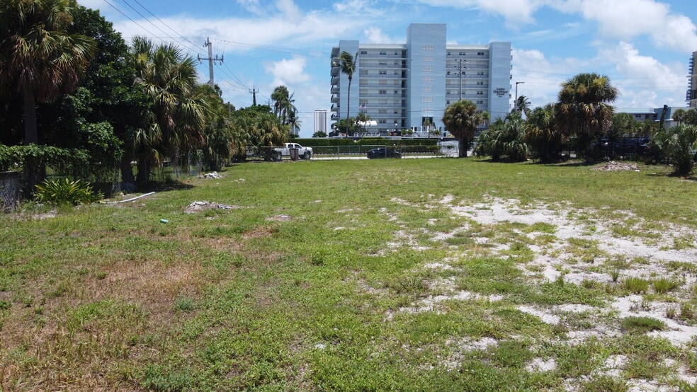 3139 Lakeshore Dr, Riviera Beach, FL for sale - Building Photo - Image 1 of 11