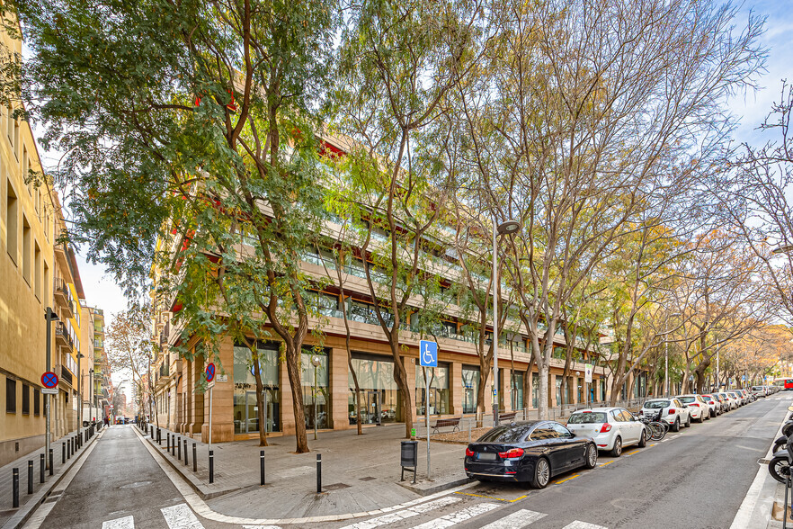 Carrer Dels Comtes De Bell-Lloc, Barcelona, Barcelona à louer - Photo du bâtiment - Image 2 de 2