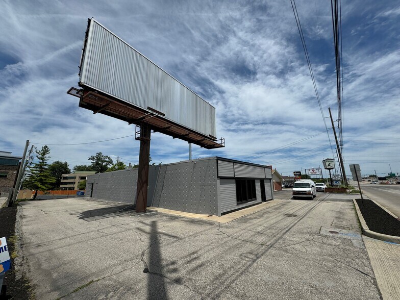 8208 Allisonville Rd, Indianapolis, IN à vendre - Photo du bâtiment - Image 2 de 10