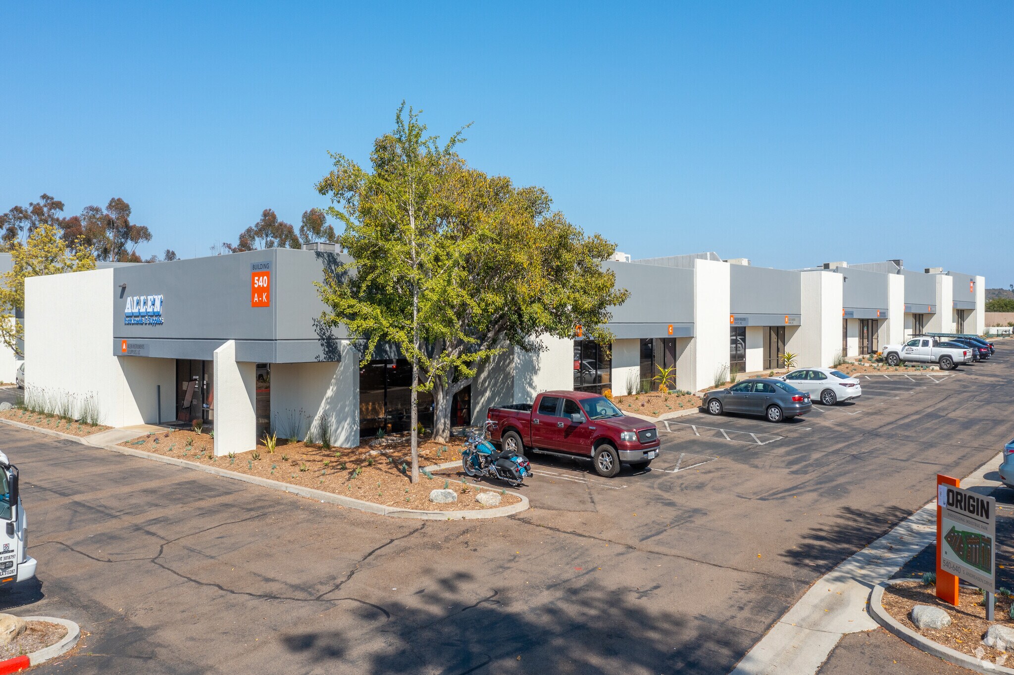 540 S Andreasen Dr, Escondido, CA à louer Photo principale- Image 1 de 7