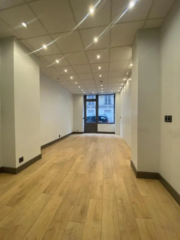 Retail in Paris for lease Building Photo- Image 1 of 8