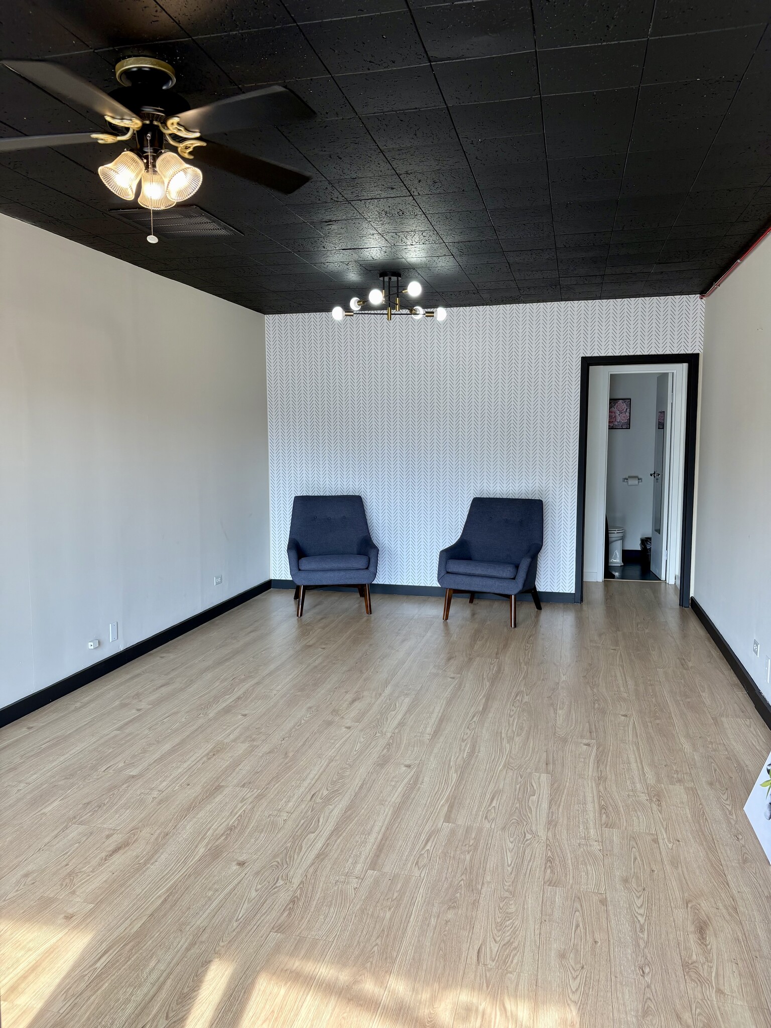 381 N York Rd, Elmhurst, IL for lease Interior Photo- Image 1 of 9