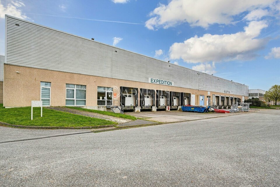 Industrial in Coignières for lease Building Photo- Image 1 of 3