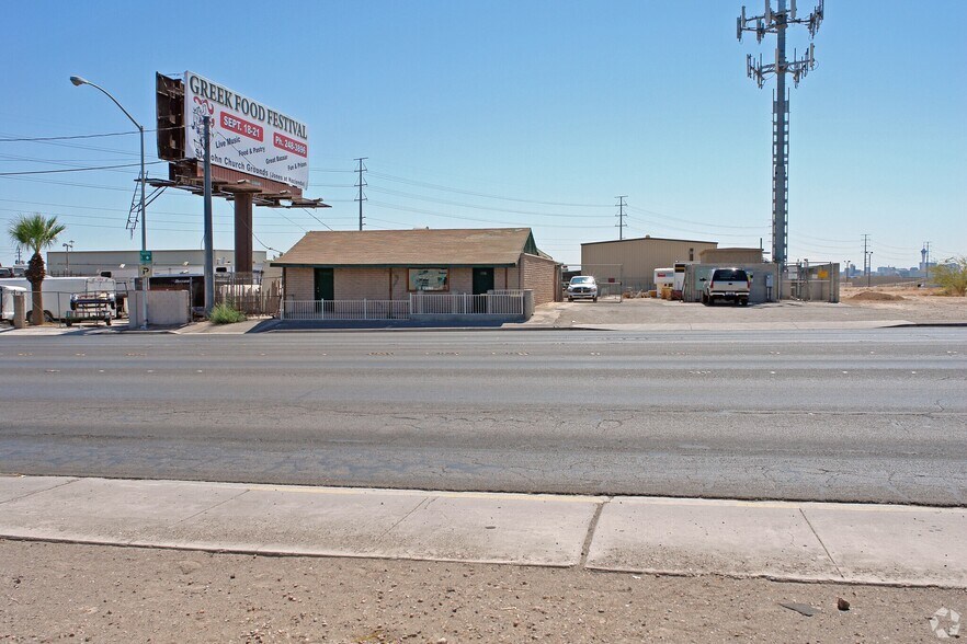 807 E Cheyenne Ave, North Las Vegas, NV à louer - Photo du bâtiment - Image 3 de 4