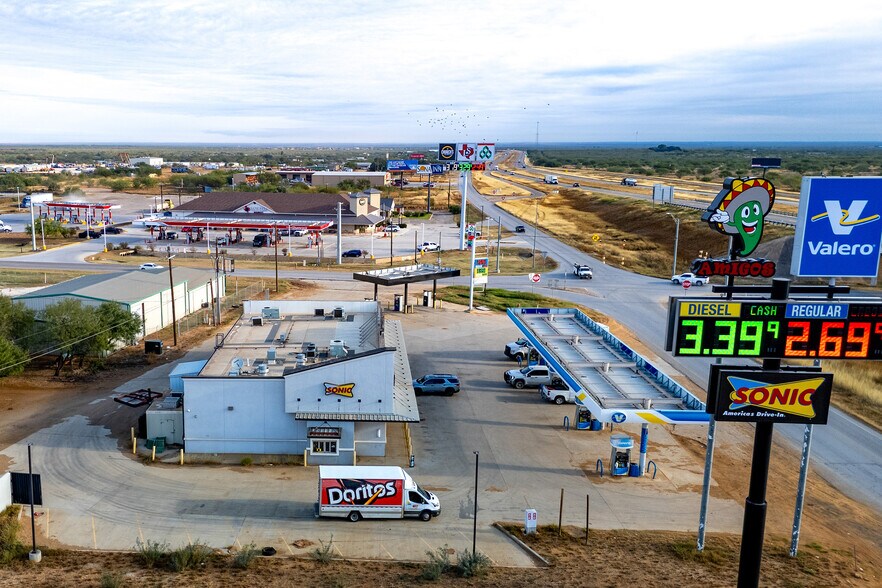 16290 S Interstate Highway 35, Dilley, TX à vendre - Photo du bâtiment - Image 2 de 3