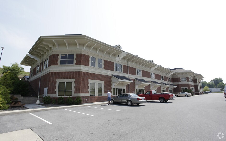 323 Falls Dr NW, Abingdon, VA à vendre - Photo du bâtiment - Image 2 de 3
