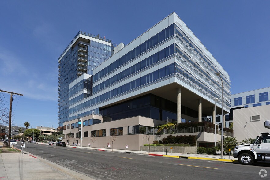 1500 N El Centro Ave, Los Angeles, CA à louer - Photo du bâtiment - Image 2 de 8