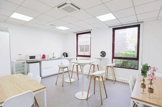 99 Rue Pereire, Saint-Germain-en-Laye for lease Interior Photo- Image 2 of 3