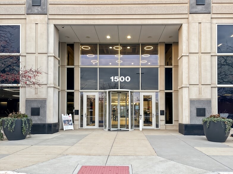 1500 McConnor Pky, Schaumburg, IL à louer - Photo du bâtiment - Image 2 de 10
