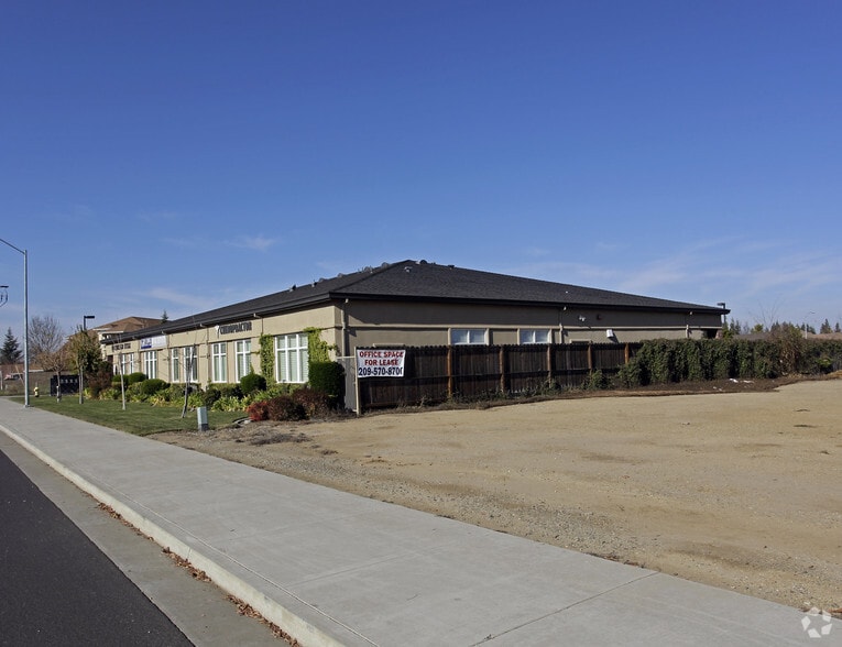 2111 W Kettleman Ln, Lodi, CA for lease - Building Photo - Image 3 of 4