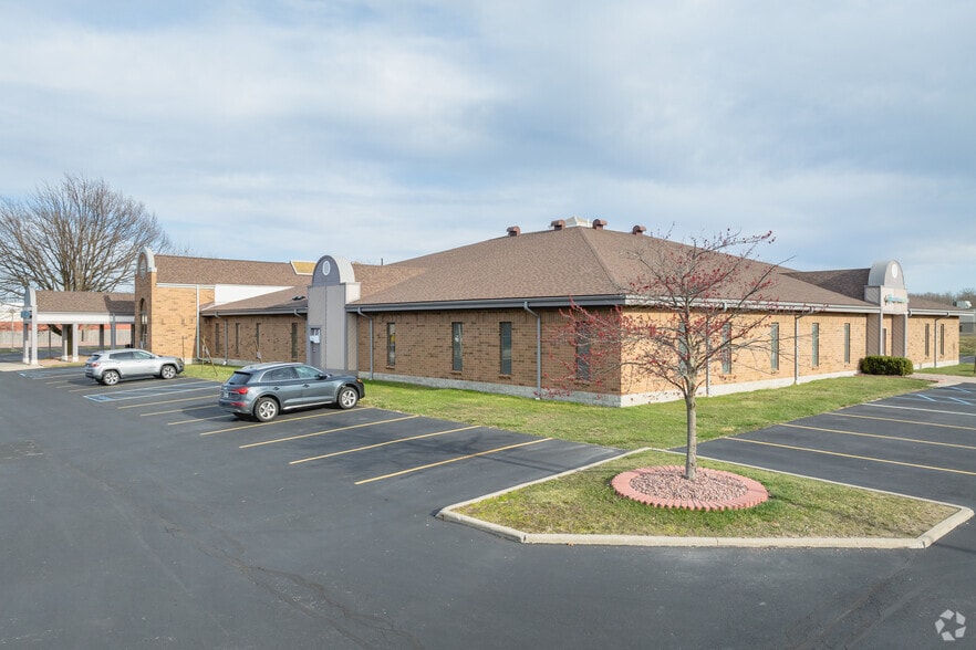 6839-6855 Spring Valley Dr, Holland, OH for lease - Building Photo - Image 1 of 1