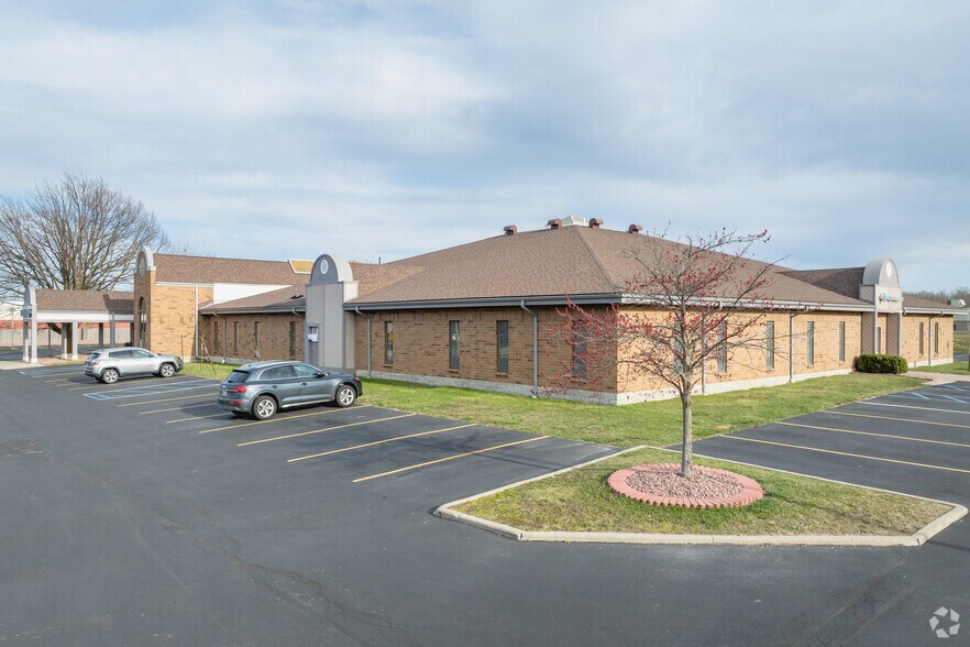 6839-6855 Spring Valley Dr, Holland, OH à louer - Photo du bâtiment - Image 1 de 16