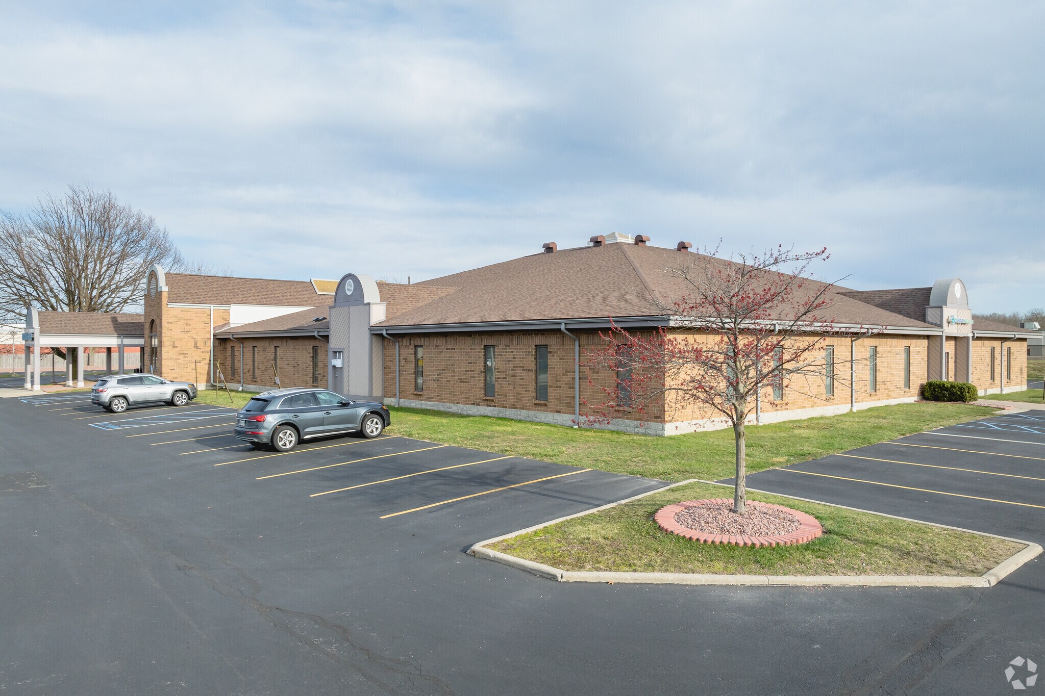 6839-6855 Spring Valley Dr, Holland, OH à louer Photo du bâtiment- Image 1 de 17