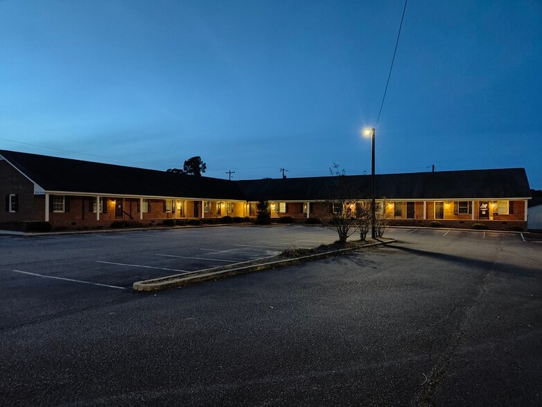 Sunset Ave, Rocky Mount, NC à vendre - Photo principale - Image 1 de 25