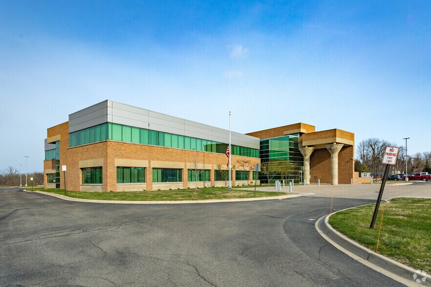 1685 N Opdyke Rd, Auburn Hills, MI à vendre - Photo du bâtiment - Image 1 de 12