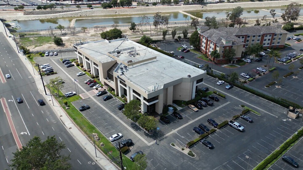 1855 W Katella Ave, Orange, CA à louer - Vidéo sur l’inscription commerciale - Image 2 de 54