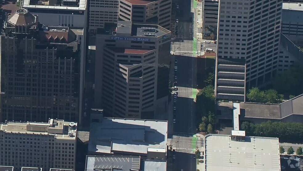 251 N Illinois St, Indianapolis, IN à louer - Vidéo aérienne - Image 2 de 12