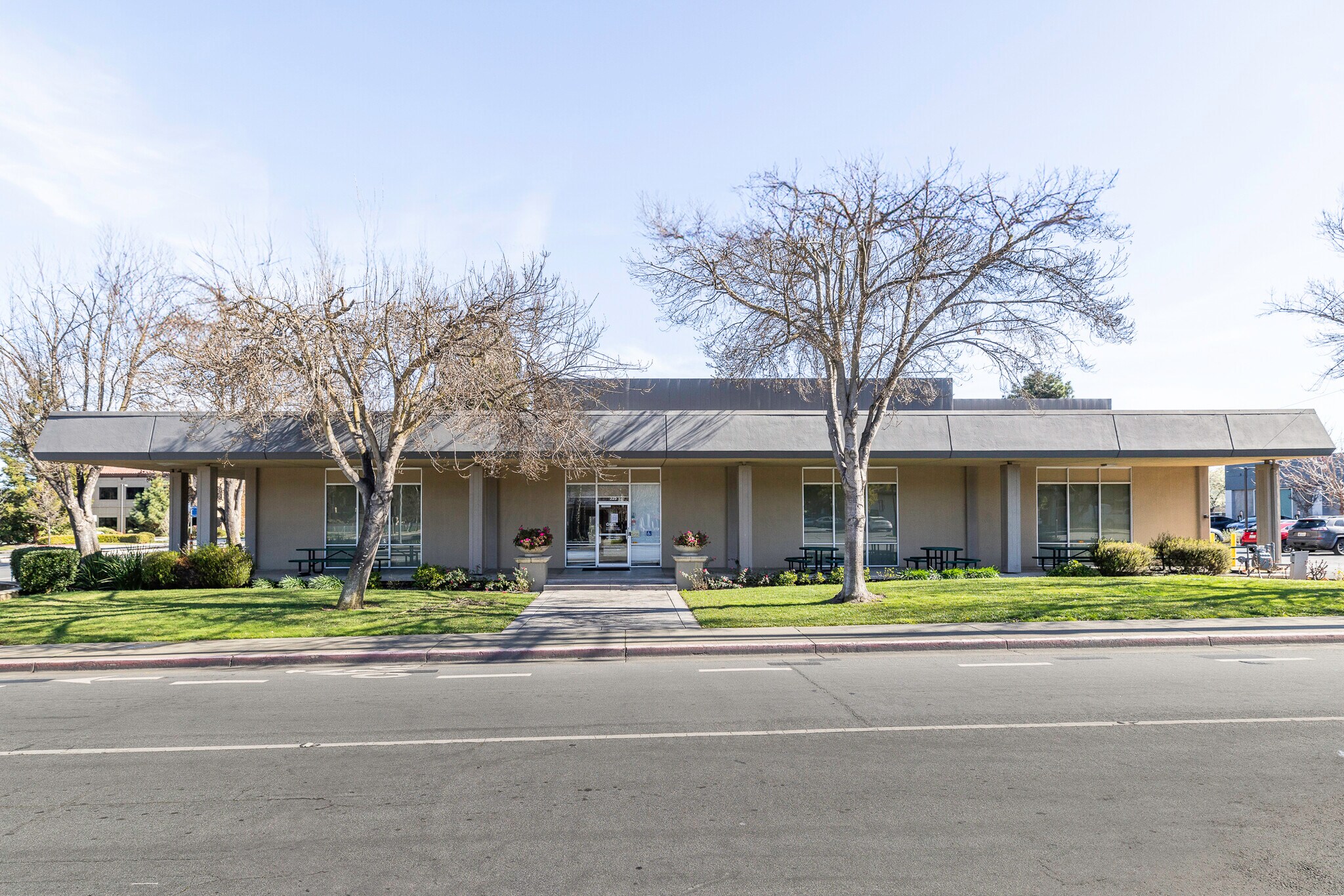 325 E Middlefield Rd, Mountain View, CA à louer Photo principale- Image 1 de 9