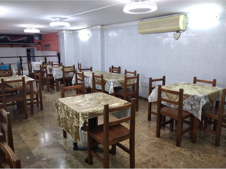 Retail in Barcelona, Barcelona for lease - Interior Photo - Image 2 of 2