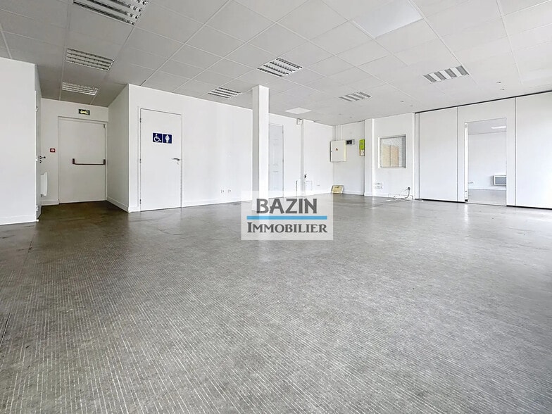 Flex in Sainte-Geneviève-des-Bois for lease - Interior Photo - Image 1 of 6