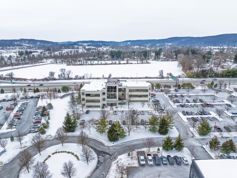 3800 Sierra Cir, Center Valley, PA à louer - Photo du bâtiment - Image 3 de 11