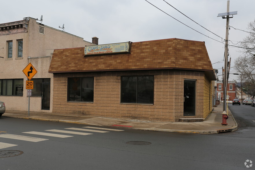 21 W Main St, Bound Brook, NJ à vendre - Photo principale - Image 1 de 1