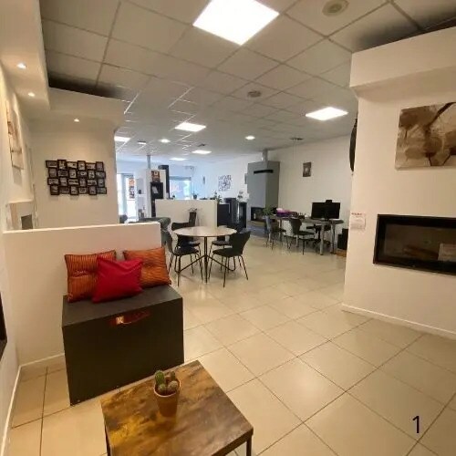 Retail in Saint-Bonnet-de-Mure for lease - Interior Photo - Image 3 of 3