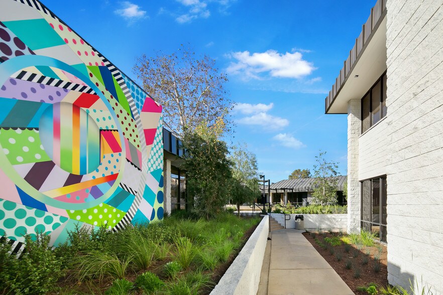 150 Paularino Ave, Costa Mesa, CA à louer - Photo du bâtiment - Image 3 de 8