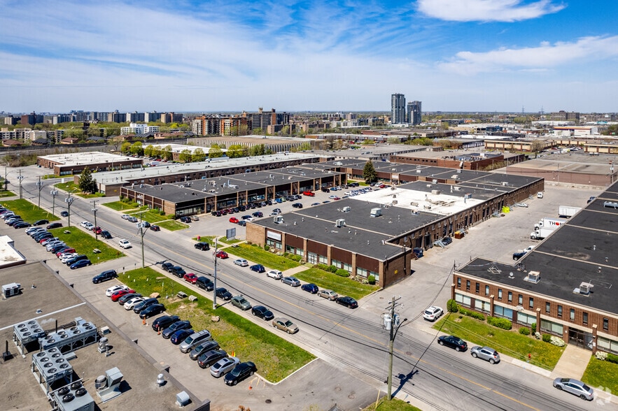 457-533 Rue Deslauriers, Saint-Laurent, Saint-Laurent, QC à louer - Aérien - Image 2 de 3