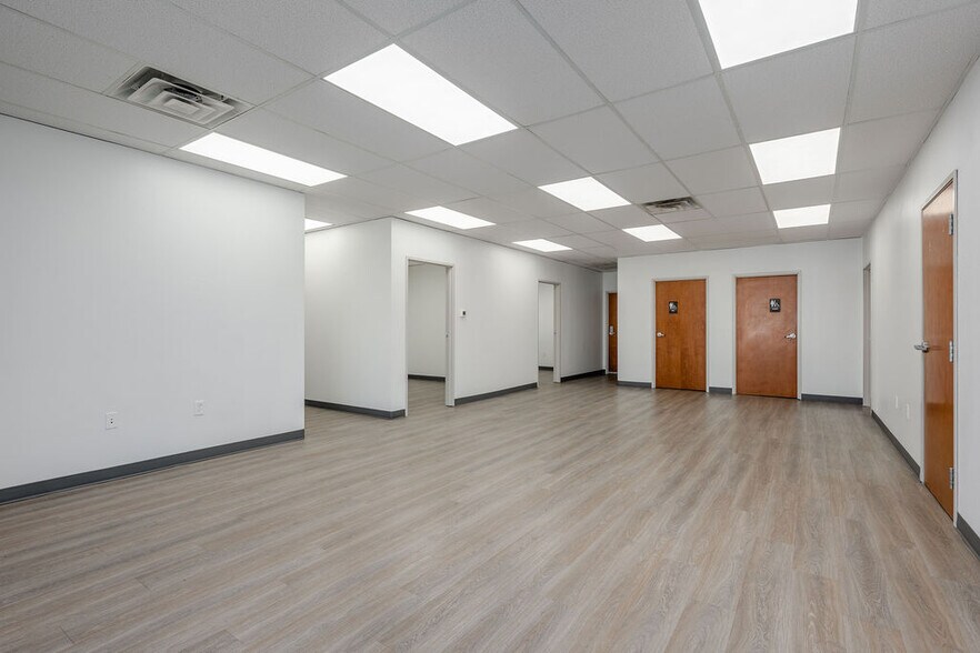 2838-2910 Anode Ln, Dallas, TX à louer - Photo du bâtiment - Image 3 de 7