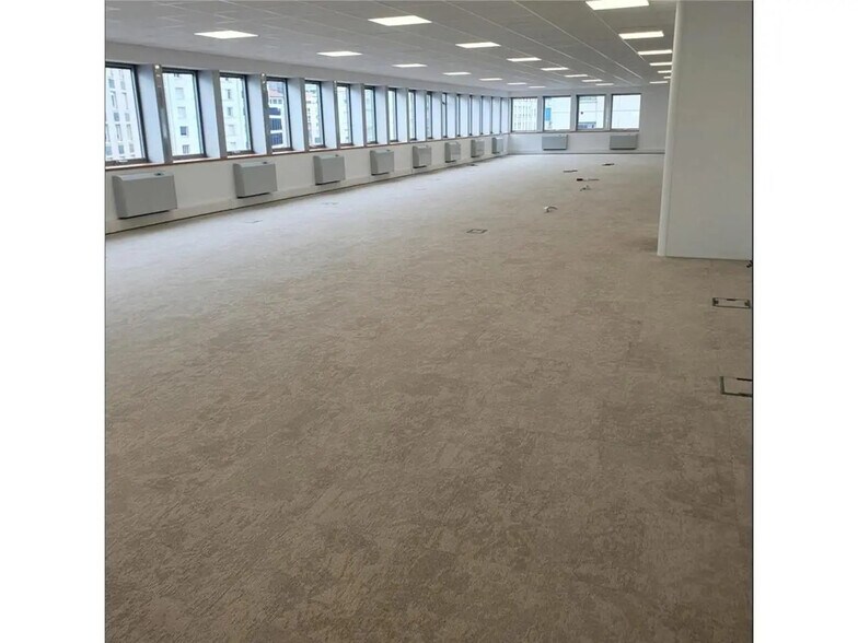 Office in Lyon for lease - Building Photo - Image 2 of 3