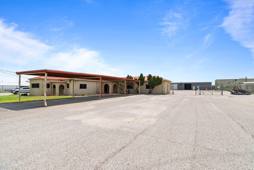 2404 N US Highway 281, Alice, TX à louer - Photo du bâtiment - Image 2 de 56