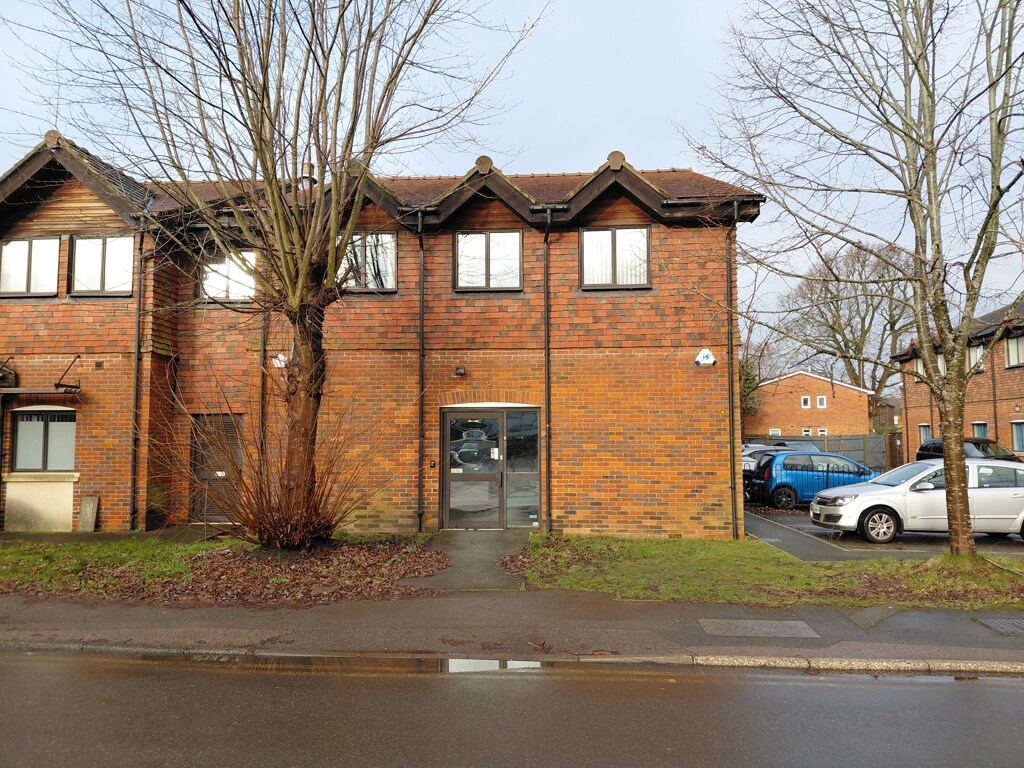 90 Victoria Rd, Horley à louer Photo principale- Image 1 de 3