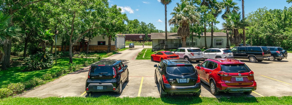 8425 Highway 6, Hitchcock, TX for sale - Building Photo - Image 2 of 4