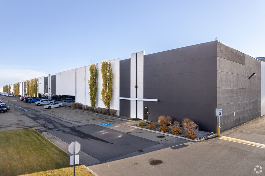 7003-7143 56 Av NW, Edmonton, AB à louer - Photo du bâtiment - Image 2 de 5