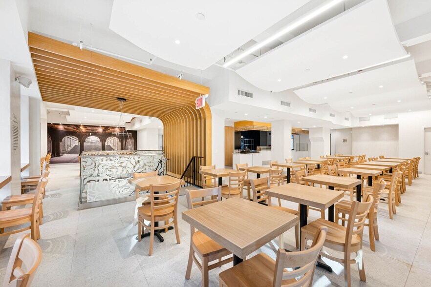 1674 Broadway, New York, NY à louer - Photo du bâtiment - Image 3 de 15