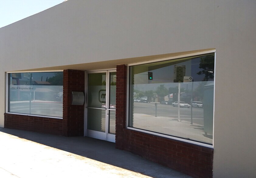 2900-2904 W Magnolia Blvd, Burbank, CA à louer - Photo du bâtiment - Image 3 de 5