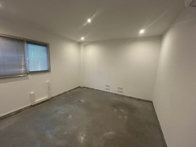 Office in Vedène for lease - Interior Photo - Image 2 of 6