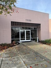 5980 Stoneridge Dr, Pleasanton, CA à louer Photo du bâtiment- Image 1 de 8