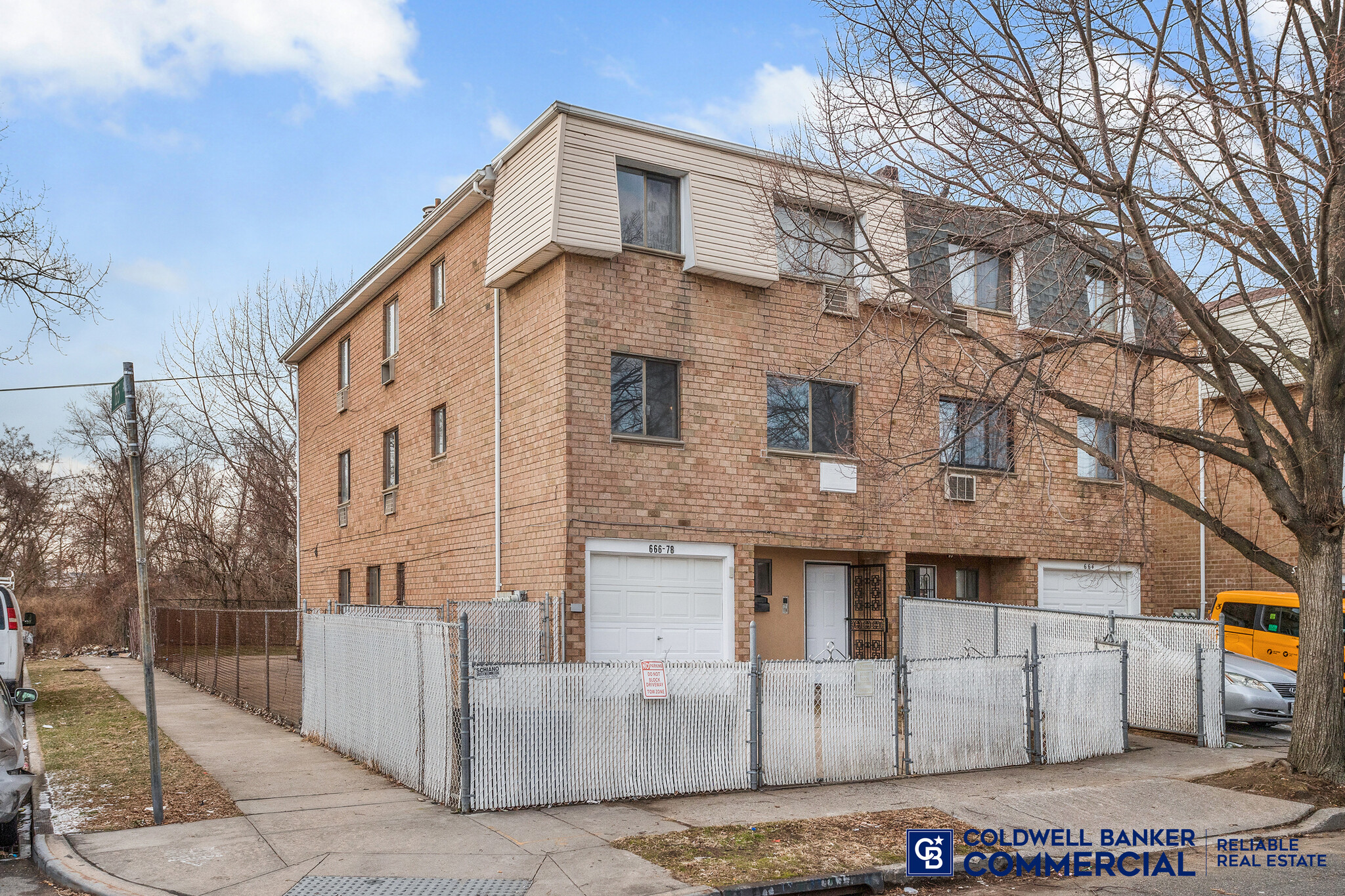 666 Sapphire St, Brooklyn, NY à vendre Photo du bâtiment- Image 1 de 1