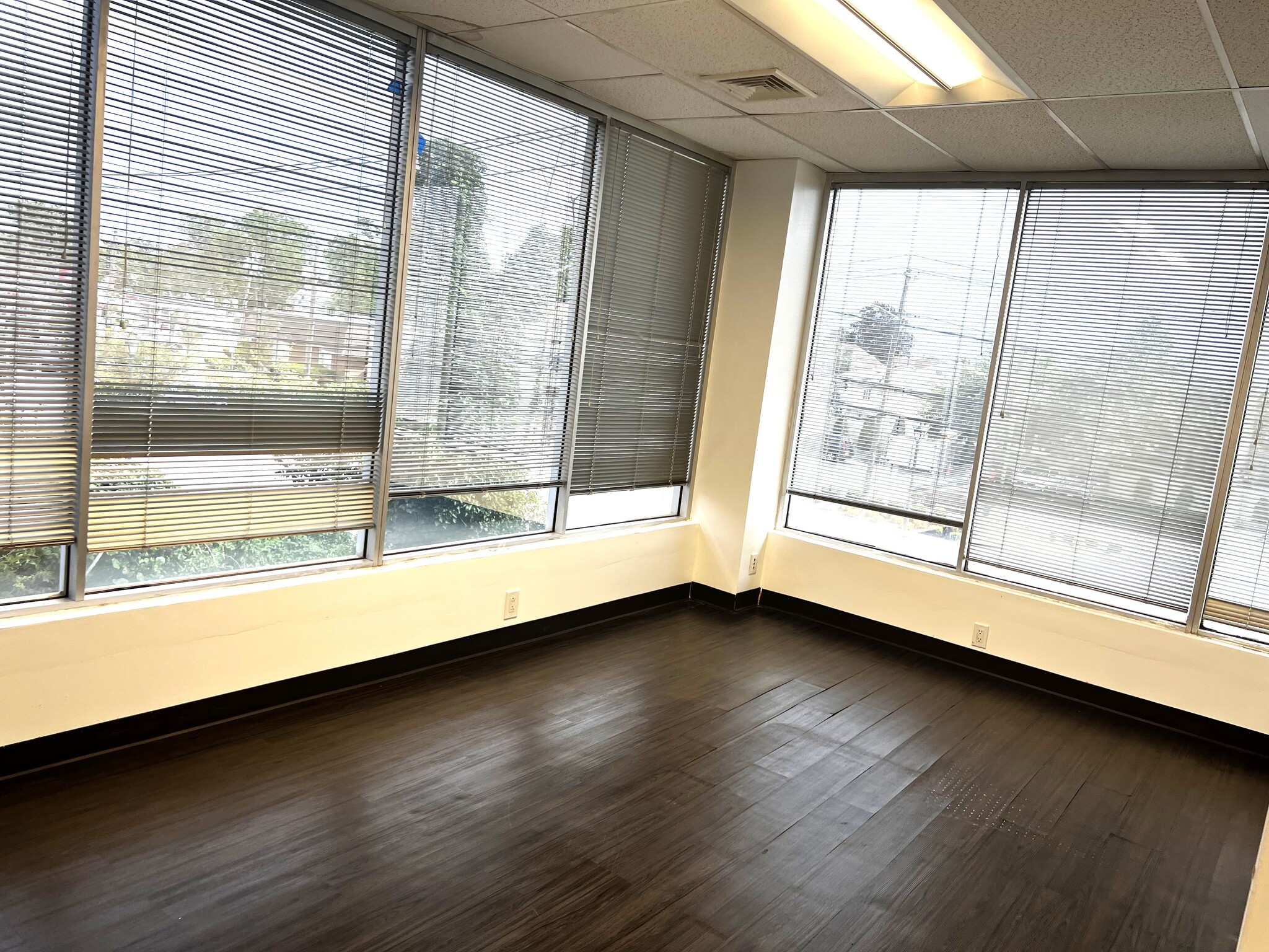2631 Merrick Rd, Bellmore, NY for lease Interior Photo- Image 1 of 7