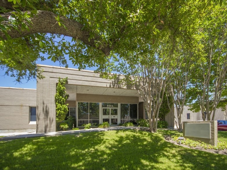 4393 Sunbelt Dr, Addison, TX for sale - Building Photo - Image 3 of 15