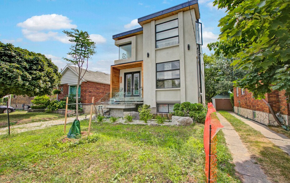 343 O'Connor Dr, Toronto, ON à vendre - Photo principale - Image 1 de 1