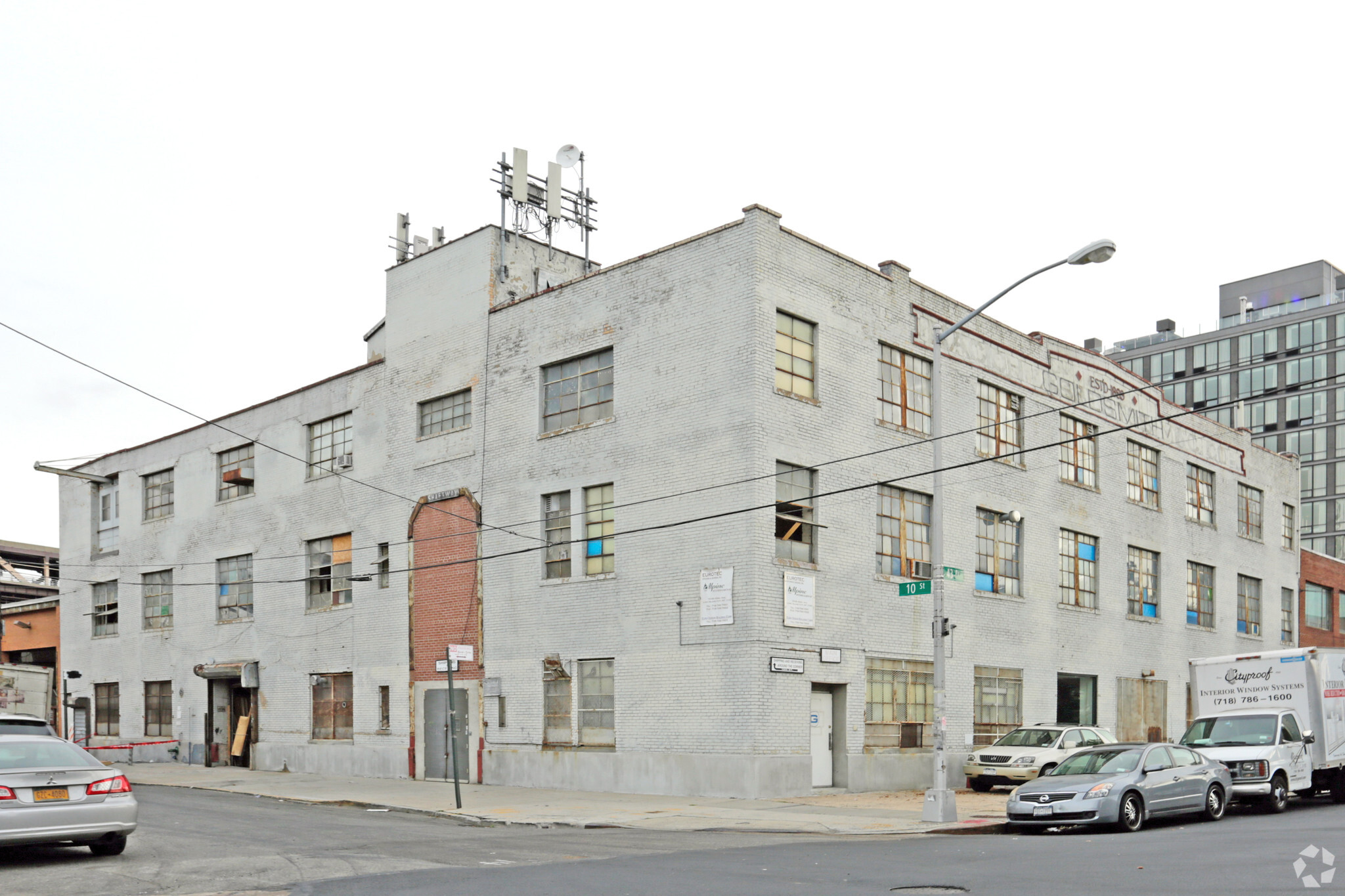 10-01-10-09 43rd Ave, Long Island City, NY à louer Photo du bâtiment- Image 1 de 8