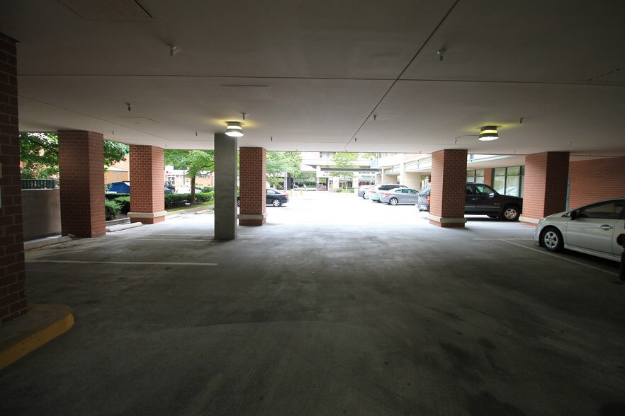 502 W Broad St, Falls Church, VA à louer - Photo du bâtiment - Image 2 de 10