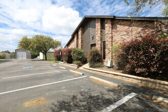 2095 W Main St, League City, TX for lease Building Photo- Image 2 of 8