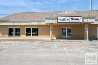 750-768 Center Point Rd, Hiawatha, IA for lease Building Photo- Image 1 of 13