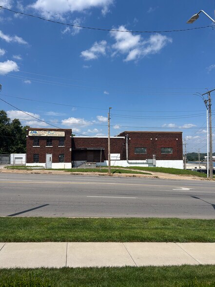 6924 E Truman Rd, Kansas City, MO à vendre - Photo du bâtiment - Image 1 de 5